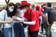 South Korea says MERS-infected doctor had mass contact